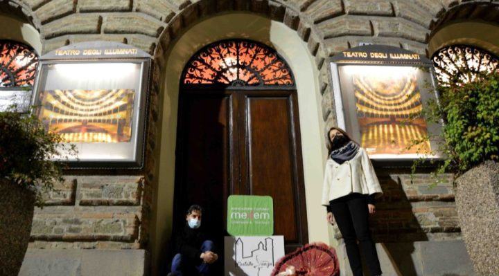 Città di Castello, teatro comunale acceso ieri sera in segno di speranza