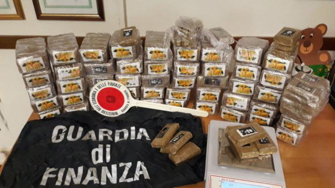 Straniero pluripregiudicato, arrestato, aveva 26 kg di hashish in auto