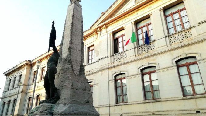 Giornata delle malattie rare, la scuola “Giuseppe Garibaldi” si illumina di bianco