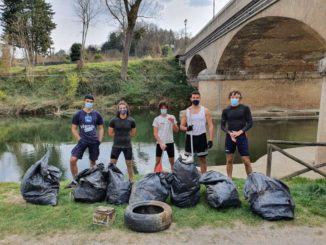 Giovani canoa club Città di Castelli puliscono sponde del Tevere