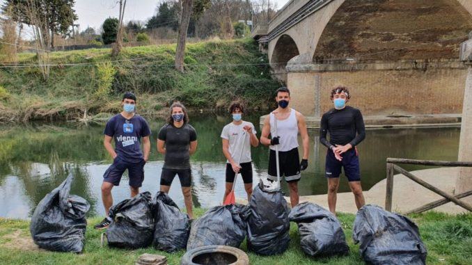 Giovani canoa club Città di Castelli puliscono sponde del Tevere