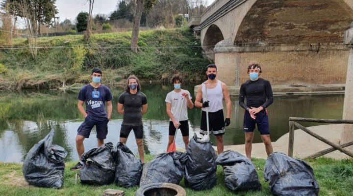 Giovani canoa club Città di Castelli puliscono sponde del Tevere