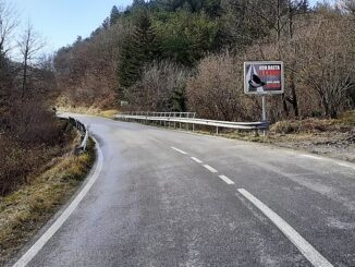 Viabilità: SR 257 Cartelli stradali “Non basta il casco serve anche la testa”