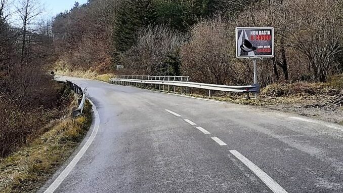 Viabilità: SR 257 Cartelli stradali “Non basta il casco serve anche la testa” Viabilità: SR 257 Cartelli stradali “Non basta il casco serve anche la testa”