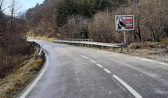 Viabilità: SR 257 Cartelli stradali “Non basta il casco serve anche la testa”
