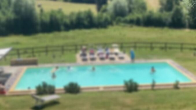 Bimbo annegato in piscina, aperto il processo per due giovani educatori del centro estivo
