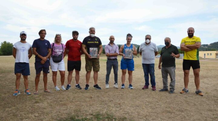 Parata di campioni nazionali di lancio alla pista di atletica a Città di Castello
