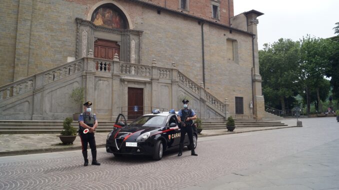 Denunciato 60enne a Castello, minacciati due corrieri con coltello e pistola