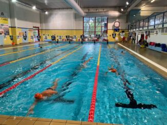 La maratona benefica “12 ore Swim Against Covid” alla piscina comunale