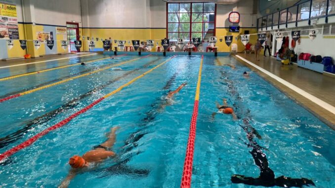 La maratona benefica “12 ore Swim Against Covid” alla piscina comunale