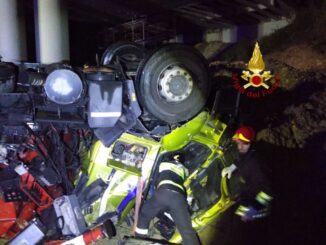 Camion che trasportava vetro finisce fuori strada, muore autista