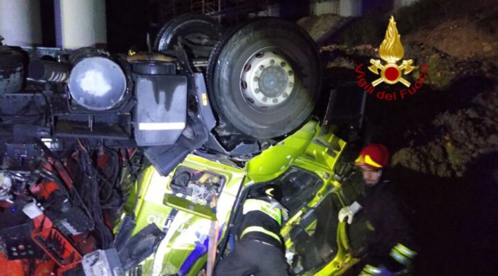 Camion che trasportava vetro finisce fuori strada, muore autista