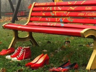 A Pierantonio una nuova panchina rossa contro la violenza sulle donne: è la terza presente nel territorio comunale
