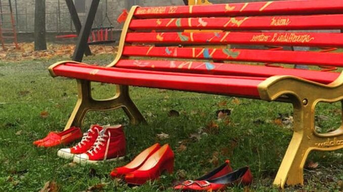 A Pierantonio una nuova panchina rossa contro la violenza sulle donne: è la terza presente nel territorio comunale