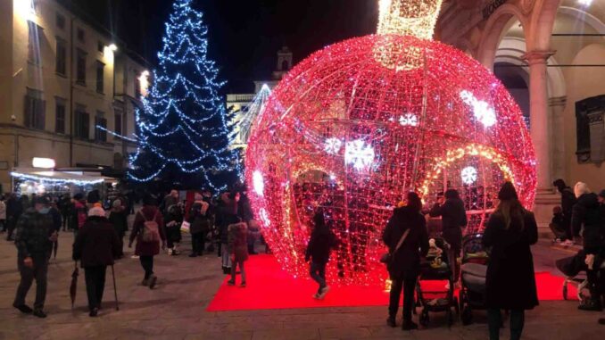Fine settimana ricco di eventi per "Natale in città", eventi nel centro storico per il cartellone, Retrò con i suoi 100 espositoriFine settimana ricco di eventi per "Natale in città", eventi nel centro storico per il cartellone, Retrò con i suoi 100 espositori