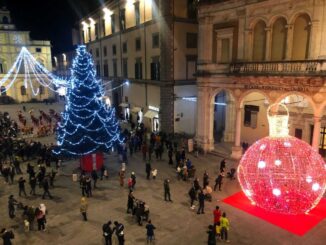 Natale in Città sabato in centro storico con babbi natale Vespa Club