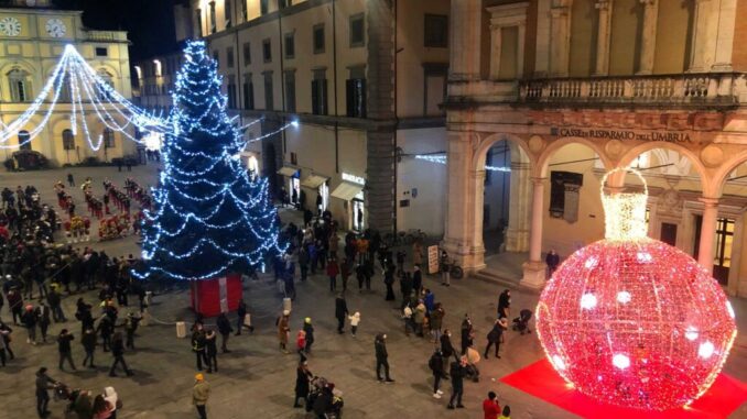 Natale in Città sabato in centro storico con babbi natale Vespa Club