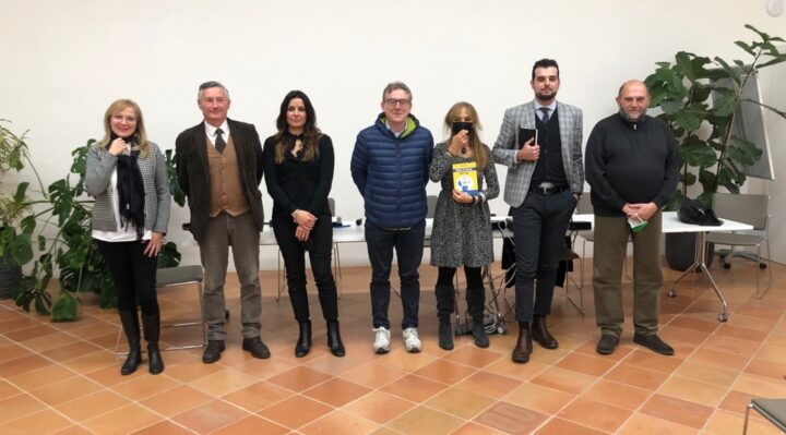 Presentato "Oltre il Covid: 365 idee per superare la crisi" di Paola Scarsi, il libro è stato presentato alla biblioteca