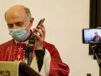 Dall’altare alla piattaforma digitale: messa e benedizione in streaming, riparte anche il concorso “Cellulari e Buone Notizie”.