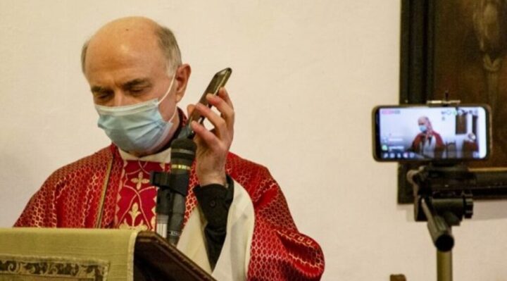 Dall’altare alla piattaforma digitale: messa e benedizione in streaming, riparte anche il concorso “Cellulari e Buone Notizie”.