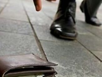 Donna trova portafoglio per terra con 300 euro e lo riconsegna