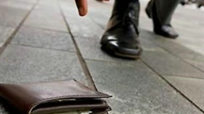 Donna trova portafoglio per terra con 300 euro e lo riconsegna