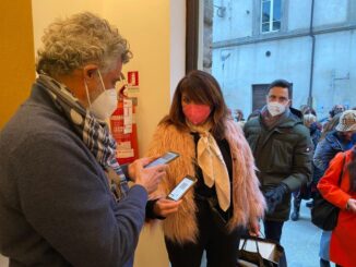 Enrico Lo Verso, popolare attore, controlla il green pass degli spettatori
