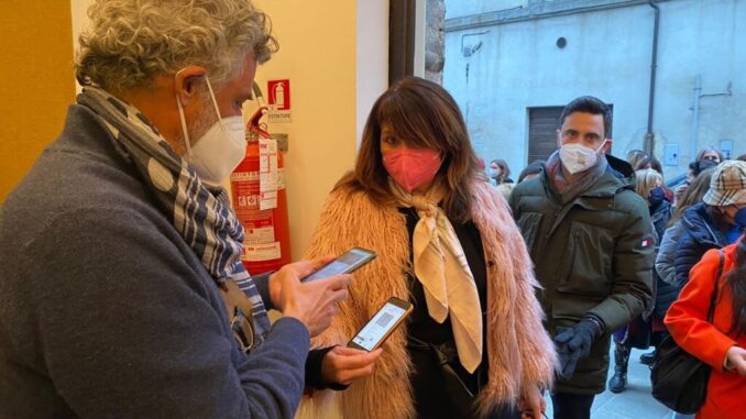 Enrico Lo Verso, popolare attore, controlla il green pass degli spettatori