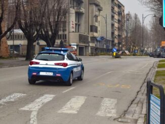 Cerca di investire compagno della ex moglie, denunciato perché ubriaco