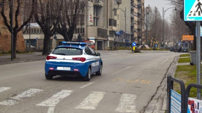 Cerca di investire compagno della ex moglie, denunciato perché ubriaco