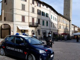 Denunciato 22enne, aveva con sé un coltello e hashish