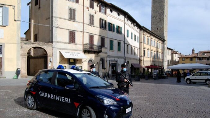 Denunciato 22enne, aveva con sé un coltello e hashish
