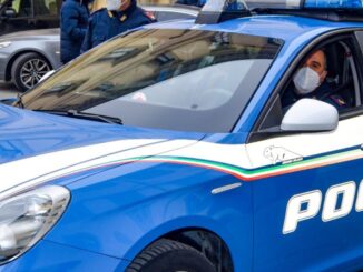 Insulta barista che difende cliente, era ubriaco fradicio, è ricercato