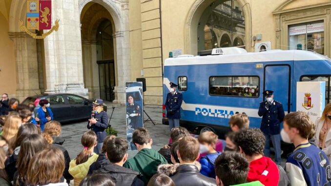 Questo non è amore, la Polizia incontra i cittadini a Città di Castello. Una mattinata all’insegna della prevenzione