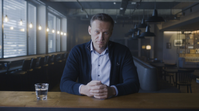 Al Cinema Metropolis il premiato documentario su Alexei Navalny, diretto da Daniel Roher che racconta la storia dell’avvelenamento