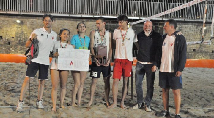 RoccaBeach 2022, i Fontana's sul gradino più alto del podio, per il titolo del 4x4 misto open, con ben 13 squadre al via