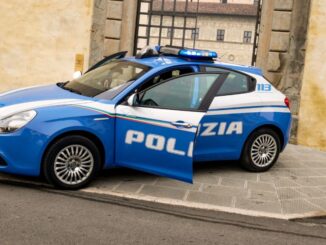 Entra in un bar di notte e semina il panico, era ubriaco