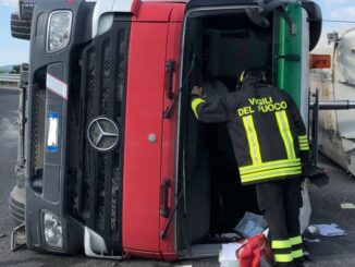 Gubbio, camion si ribalta, conducente in ospedale