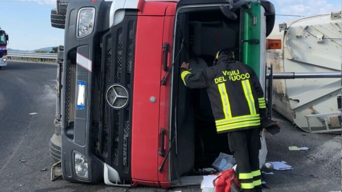 Gubbio, camion si ribalta, conducente in ospedale