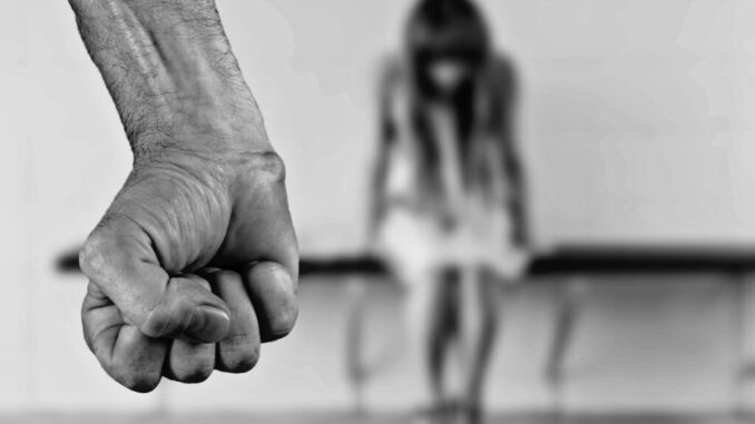 Maltrattava la moglie, divieto di avvicinamento per un 32enne
