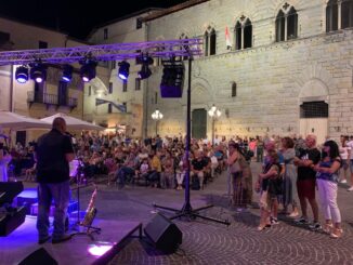 Successo in piazza Gabriotti per la musica di “Francesco e l'orchestra all'italiana”