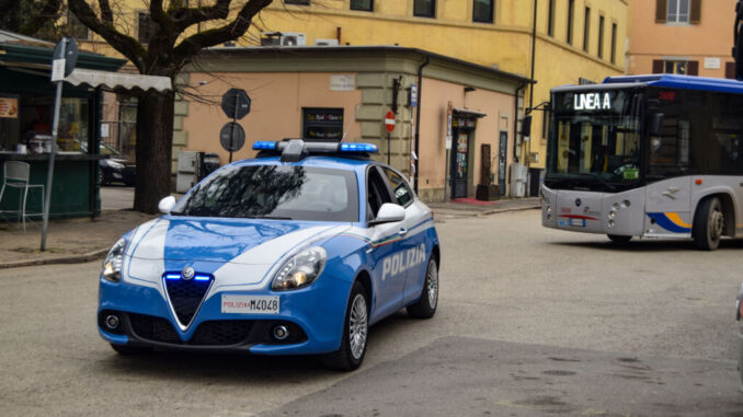 Geloso aggredisce la moglie, lui aveva anche armi non denunciate