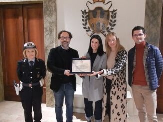 Salvano la vita a due persone colte da arresto cardiaco, premiati in Comune