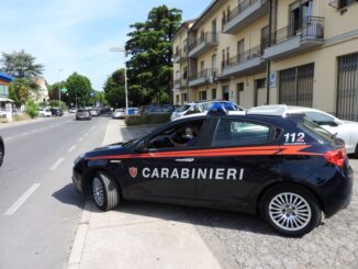 Umbertide, prende a martellate una vetrina, denunciato