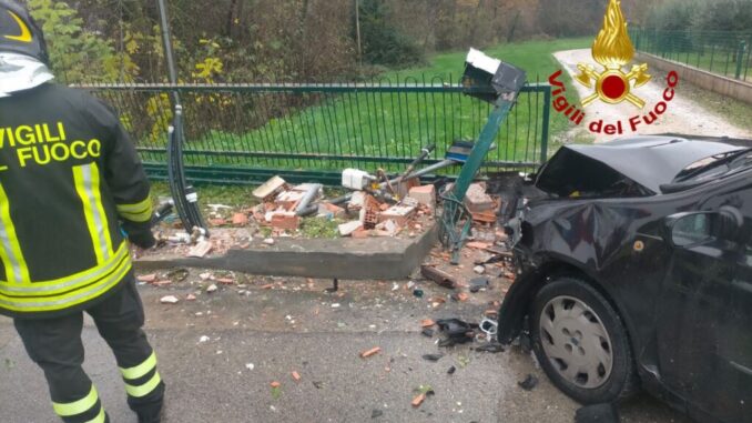 Con l'auto travolge la colonnina di metano a Città di Castello