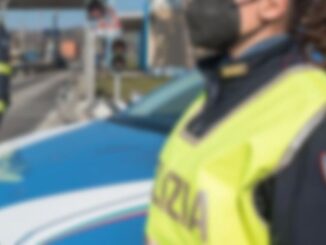 Calci e pugni ai poliziotti lungo la E45, scatta l'arresto