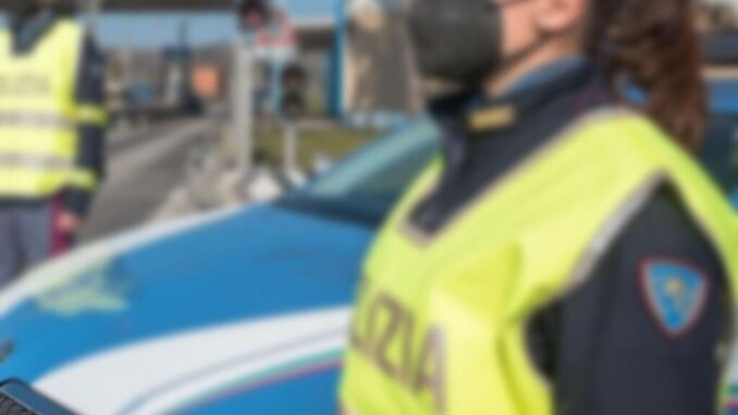 Calci e pugni ai poliziotti lungo la E45, scatta l'arresto