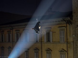 Befana “acrobata” da un capo all’altro di piazza Gabriotti fra i palazzi simbolo della città