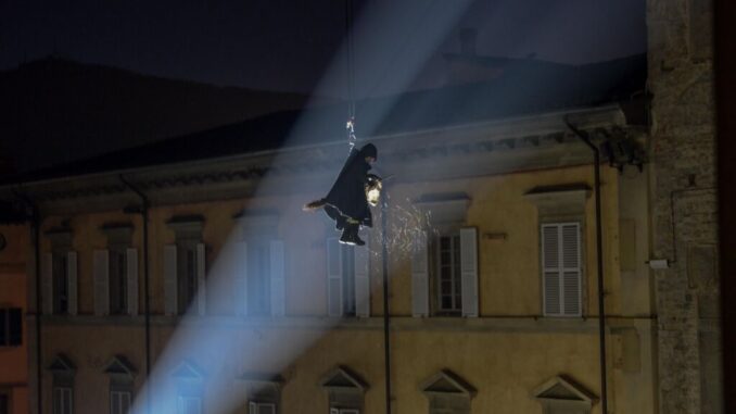 Befana “acrobata” da un capo all’altro di piazza Gabriotti fra i palazzi simbolo della città