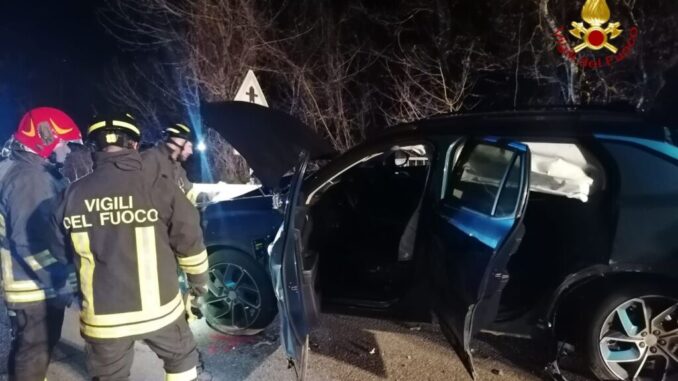 Incidente tra due auto di cui una elettrica, persone ferite